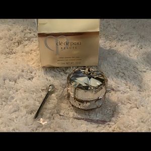 Cle de peau eye cream